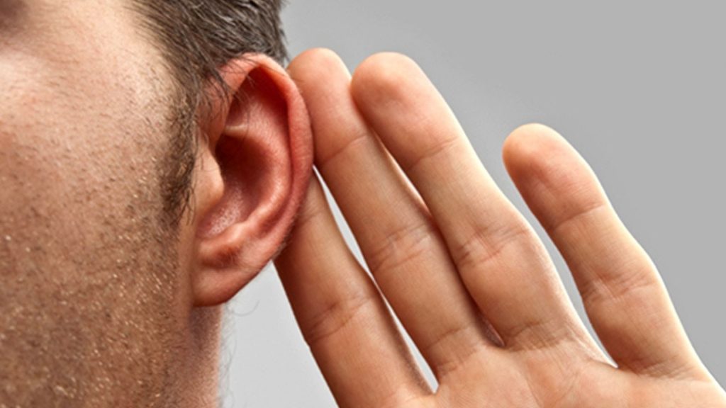 El afeitado de los oídos de los hombres en el salón grial